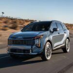 El Kia Sportage Híbrido 2026 se presenta como una opción más económica que su hermano corporativo, el Tucson, con un precio de inicio $2,000 más bajo. Con un estilo retrofuturista que lo diferencia, el Sportage comparte la mayoría de sus características con el Tucson, incluido el motor turboalimentado de 4 cilindros y los dos motores eléctricos. Sin embargo, el Sportage se ofrece con tracción delantera en las versiones más asequibles, lo que mejora la eficiencia y reduce el coste. Si buscas un SUV híbrido asequible y eficiente, el Sportage es una opción destacada, que se sitúa por encima de otros rivales como el RAV4 y el CR-V.