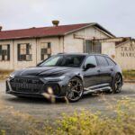 El Audi RS6 Avant 2025 es un verdadero icono en el mundo de los coches deportivos. Con un motor V8 turboalimentado de 4.0 litros que genera 621 caballos de fuerza, el RS6 Avant acelera de 0 a 100 km/h en solo 3.3 segundos. A pesar de ser una camioneta familiar, su desempeño en la pista es de primer nivel, alcanzando una velocidad máxima de 305 km/h. Este modelo combina un diseño espectacular, una conducción dinámica y una versatilidad familiar sin igual, lo que lo convierte en uno de los Audi más deseables de la gama.