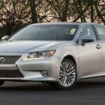 El Lexus ES 350 se mantiene dentro de la filosofía de Lexus, con un diseño lujoso y una fiabilidad ejemplar. Los propietarios pueden esperar gastar alrededor de $5,926 en mantenimiento durante los primeros 10 años. La probabilidad de reparaciones mayores es igualmente baja, con un 15.63% de posibilidad. El ES 350 no solo es accesible en cuanto a mantenimiento, sino que también está diseñado para durar sin exigir grandes gastos a lo largo de los años.