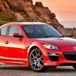 El Mazda RX-8, lanzado en 2003, es uno de los coches más singulares de la historia reciente, gracias a su motor rotativo 13B-MSP Renesis. Con una cilindrada de 1.3 litros, este motor de aspiración natural generaba 191 caballos de fuerza en su versión básica, mientras que las versiones más potentes llegaban a 238 caballos. Lo que hace que el RX-8 sea tan especial es su motor rotativo, que se diferencia de los motores convencionales al ofrecer una entrega de potencia suave y una alta capacidad de revoluciones.