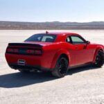 Pesado, gastón y basado en una plataforma antigua, el Challenger parece un anacronismo moderno. Aun así, su encanto reside precisamente ahí. Es grande, cómodo, práctico para ser un coupé y ofrece desde versiones V6 hasta auténticos monstruos como el Hellcat. Su estética retro y músculo americano siguen teniendo un magnetismo difícil de igualar.