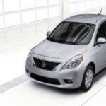 El Nissan Versa 2012 es un hatchback económico que, aunque ofrece buen rendimiento de combustible, tiene serios problemas mecánicos. Uno de los fallos más comunes en este modelo es la rotura frecuente de los amortiguadores, lo que requiere reemplazos caros, con costos que oscilan entre los $772 y $834 por amortiguador. A pesar de su bajo precio inicial, los costos de mantenimiento a largo plazo hacen que este modelo sea una inversión poco recomendable.