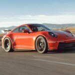 Porsche, famosa por su alto rendimiento y su ingeniería excepcional, ocupa el octavo puesto en términos de confiabilidad. Aunque descendió un puesto en comparación con el año pasado, sigue siendo una de las marcas más confiables dentro de los vehículos premium. El Porsche 911, el modelo más icónico de la marca, continúa siendo un favorito, pero no es el único. Otros modelos como el Panamera y el Taycan, este último completamente eléctrico, también han demostrado ser altamente confiables. Los SUV de Porsche, como el Cayenne y el Macan, combinan lujo y rendimiento, asegurando durabilidad y fiabilidad a largo plazo.