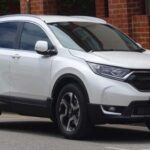 El Honda CR-V es conocido por su fiabilidad y eficiencia, lo que lo convierte en un SUV ideal para los que buscan un compañero de largo plazo. Su diseño práctico, con un motor eficiente y amplio espacio de carga, lo convierte en una opción excelente para familias y viajeros frecuentes. La seguridad y la tecnología fácil de usar también lo han convertido en un favorito, mientras que su motor y transmisión duraderos garantizan una vida útil prolongada. Un CR-V bien mantenido puede ofrecer una experiencia de conducción sin problemas durante muchos años.