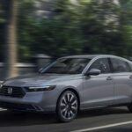 El Honda Accord ha sido durante años un favorito entre los conductores que buscan una combinación de eficiencia, confort y disfrute al conducir. Su suspensión bien ajustada proporciona un manejo suave tanto en carreteras rápidas como en calles urbanas. Además, el sistema de infoentretenimiento es fácil de usar y permite que los conductores se mantengan conectados sin ser una distracción. Con su equilibrio entre rendimiento y economía de combustible, el Accord es perfecto para los conductores que realizan trayectos diarios y necesitan un vehículo cómodo y funcional.