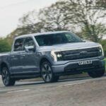 La camioneta más vendida en EE. UU. durante 40 años, la Ford F-150, ha dado el salto a la electrificación con el modelo Lightning. La versión de largo alcance ofrece una batería de 131 kWh que proporciona hasta 515 km de autonomía y motores eléctricos que generan 572 caballos de fuerza y un impresionante par de 1.050 Nm, permitiendo una aceleración de 0 a 100 km/h en solo 4 segundos.