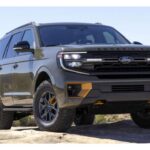 La Ford Expedition se ha ganado su lugar entre los mejores SUV para remolcar, con su impresionante motor EcoBoost V6 de 3.5 litros, que ofrece hasta 440 caballos de fuerza y 510 lb-ft de torque. Este SUV tiene una de las mejores capacidades de remolque del mercado, alcanzando hasta 9,300 libras en ciertas configuraciones. Además, el sistema Pro Trailer Backup Assist de Ford facilita el remolque de un tráiler, permitiendo que el conductor gire el control en la dirección deseada mientras el vehículo maneja las maniobras del remolque. Es perfecto para quienes buscan un SUV robusto con tecnología avanzada y una conducción tranquila.