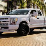 El Ford Super Duty, otra de las camionetas de gran tamaño de la marca, ha experimentado quejas similares a las de la F-150, especialmente en los sistemas de combustible y la calidad de construcción. Los usuarios han reportado problemas con la instrumentación y la falta de fiabilidad en los sistemas mecánicos, en particular en configuraciones pesadas como la F-550. Este modelo ha sido objeto de numerosos recalls debido a estos defectos y sigue recibiendo quejas sobre su durabilidad.