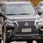 El Lexus GX ocupa el quinto lugar en la lista, demostrando que el lujo y la longevidad pueden ir de la mano. Con un precio de partida de $64,250, el GX utiliza una estructura de carrocería sobre el chasis, compartida con los camiones de Toyota, lo que le permite resistir el paso del tiempo y las exigencias del uso diario. Muchos propietarios reportan un rendimiento confiable que supera los 200,000 millas, lo que refuerza su reputación como un SUV de lujo de larga duración. Aunque los materiales premium son importantes, su verdadera fortaleza radica en su robusto diseño.