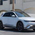 El Hyundai Ioniq 5 2025 es un SUV eléctrico que ha ganado popularidad gracias a su diseño futurista y su impresionante tecnología. Con un alcance de hasta 318 millas en su versión RWD, el Ioniq 5 es ideal para quienes buscan un SUV eléctrico seguro y con gran autonomía. Equipado con un motor eléctrico de 168 a 320 caballos de fuerza, este modelo no solo es eficiente, sino que también ofrece una experiencia de conducción suave y confiable. Aunque la calificación de seguridad de la NHTSA aún no está disponible, su enfoque en la seguridad y los sistemas avanzados de asistencia al conductor lo convierten en una excelente opción para quienes buscan un SUV eléctrico seguro.