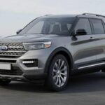 El Ford Explorer 2026 se mantiene como una opción familiar por excelencia, con una nueva versión Tremor que añade suspensión elevada, llantas de 18 pulgadas y placas protectoras para conducir por caminos difíciles. Este SUV también da un salto tecnológico con un sistema de infoentretenimiento basado en Android Automotive, permitiendo el uso de aplicaciones nativas de Google y ofreciendo una experiencia digital más intuitiva. Con estas actualizaciones, el Explorer sigue siendo práctico para familias, pero ahora cuenta con mayor versatilidad fuera de la carretera, sin dejar de lado su uso diario.