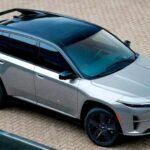 El Jeep Wagoneer S EV marcará el ingreso de una marca icónica en el mercado de los SUV eléctricos premium. Con un diseño robusto y una capacidad de remolque impresionante, el Wagoneer S mantendrá la esencia de Jeep, añadiendo el poder de la electrificación. Este SUV ofrecerá una opción sólida para quienes buscan un vehículo eléctrico capaz de aventuras y desplazamientos largos, a la vez que proporciona un toque de lujo. Con un lanzamiento previsto para finales de 2025, promete competir con otros grandes modelos eléctricos de lujo, ofreciendo una experiencia de conducción todoterreno que pocos SUV eléctricos pueden igualar.