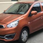El Mitsubishi Mirage es conocido por ser un coche accesible para los compradores con presupuesto limitado, pero esta economía se refleja claramente en sus asientos. Los asientos delanteros son extremadamente delgados, sin el soporte adecuado para la parte baja de la espalda, lo que los hace incómodos incluso en trayectos cortos. Además, el interior tiene una cabina ruidosa y una suspensión firme, lo que agrava la incomodidad en los viajes largos. Aunque es un coche económico, el Mirage no es una opción ideal si el confort es tu prioridad.