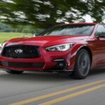 El Infiniti Q50 es una berlina compacta de enfoque ejecutivo que destaca por su espacio interior. Con 39,5 pulgadas de headroom y 44,5 pulgadas de espacio para las piernas, resulta especialmente cómodo para conductores altos. Su plataforma de propulsión trasera, compartida con el Nissan Z, aporta un tacto de conducción más deportivo de lo habitual en su segmento.