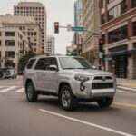 El Toyota 4Runner se sitúa muy cerca con 95 puntos sobre 100. Consumer Reports atribuye esta fiabilidad a la estrategia conservadora de Toyota, que introduce cambios graduales y evita rediseños arriesgados, manteniendo así una reputación legendaria de resistencia.