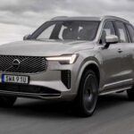 El Volvo XC90 2025 es otro SUV de lujo que destaca por su sistema eAWD (tracción total) y opciones de motorización eficientes. Con un motor híbrido de 2.0 litros y 247 caballos de fuerza, es ideal para quienes buscan fiabilidad y lujo a un precio razonable. Con una calificación de confiabilidad de 68 sobre 100 en JD Power, el XC90 se presenta como una opción confiable, con costos de mantenimiento más bajos en comparación con otros SUV de lujo.