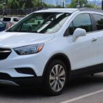 Buick combina diseño elegante, buena eficiencia y tecnología moderna con costes de mantenimiento muy contenidos. En diez años, el gasto estimado ronda los 4.900 dólares, una cifra muy competitiva. Modelos como el Buick Envista 2025, con un precio de entrada cercano a los 22.900 dólares, demuestran que la fiabilidad no está reñida con el precio ajustado.