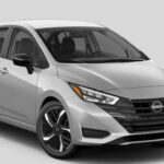 En un mercado cada vez más caro, el Nissan Versa representó durante años el acceso honesto al coche nuevo. Con un precio ajustado y una propuesta sencilla, fue clave para estudiantes y familias trabajadoras. Pese a un fuerte crecimiento en ventas, Nissan ha decidido priorizar SUV y eléctricos, dejando huérfano el segmento más básico.