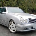 Precio medio usado: $19,270
El Mercedes-Benz E55 AMG W210 es un sedán de alto rendimiento que se ha subestimado en el mercado. Con su motor V8 M113, este coche sigue funcionando perfectamente incluso después de años de uso. Su fiabilidad ha sido confirmada por los propietarios en foros especializados, y es sorprendente lo asequible que sigue siendo, especialmente considerando su calidad y lujo.
