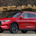 Precio de venta sugerido inicial: $43,000
El Infiniti QX50 es uno de los modelos más asequibles de SUV de lujo de la marca japonesa. Aunque ha pasado un tiempo desde su última actualización (2019), sigue siendo una opción válida para aquellos que buscan lujo y tecnología a un precio razonable. El QX50 se distingue por su diseño moderno y una cabina bien equipada. Su motor turboalimentado de 2.0 litros ofrece un rendimiento adecuado, y la calidad de los materiales en su interior refleja el lujo que promete la marca. Aunque la falta de una actualización reciente es algo a tener en cuenta, su precio lo convierte en una excelente opción para quienes no necesitan lo último en tecnología pero sí aprecian el confort y el estilo.
El Infiniti QX50 es perfecto para quienes buscan un SUV de lujo que combine tecnología, confort y un diseño atractivo sin exceder el presupuesto.