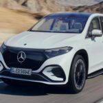 Si estás buscando un SUV eléctrico de lujo, el Mercedes-Benz EQS es una opción que no puedes dejar pasar. Este vehículo eléctrico no solo ofrece un diseño único, sino que también viene equipado con características de lujo como asientos calefactables, tapicería de cuero, y una llave digital. El modelo EQS 400 viene con una batería de 118 kWh que se puede actualizar de manera remota, eliminando la necesidad de visitar el concesionario. Con opciones de carga rápida, el EQS es ideal para quienes buscan una experiencia de conducción moderna y lujosa. Se espera que los modelos 2025 del EQS bajen de precio a menos de $90,000, mientras que los modelos 2026 tendrán una reducción de precios aún mayor, lo que hará que los modelos 2025 en stock tengan grandes rebajas.