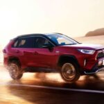 Precio típico de segunda mano (modelos 2020): 20.000–25.000 $
El RAV4 destaca por su bajo mantenimiento y simplicidad de uso. Su espacio interior es ligeramente inferior al del CR-V, pero sigue siendo cómodo. Las versiones híbridas ofrecen un consumo eficiente, ideal para quienes buscan economía y fiabilidad a largo plazo.