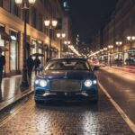 Bentley es una marca que fusiona la tradición artesanal con el rendimiento impresionante. Con interiores lujosos, como el cuero cosido a mano, y motores potentes, Bentley ofrece una experiencia de conducción que combina velocidad y lujo. La presencia de la marca es imponente, y cada coche tiene un aura sofisticada que resalta su exclusividad. Las características de alta tecnología complementan la experiencia, convirtiendo a Bentley en la opción ideal para los conductores más exigentes que buscan el balance perfecto entre lujo y rendimiento.