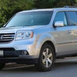 El Honda Pilot 2014 es un SUV de tamaño medio ideal para familias que necesitan espacio y versatilidad. Con capacidad para hasta ocho pasajeros, ofrece un diseño funcional con una generosa capacidad de carga. Detrás de la tercera fila, cuenta con 18 pies cúbicos de espacio, que se expanden a 87 pies cúbicos con los asientos traseros plegados. Su motor V6 de 3.5 litros produce 250 caballos de fuerza y una capacidad de remolque de hasta 4,500 libras, ideal para remolcar pequeños tráileres o botes.

La conducción es suave y eficiente gracias a la suspensión totalmente independiente, que asegura un viaje estable. Con características estándar como control de clima tri-zona, conectividad Bluetooth y cámara de reversa, el Pilot 2014 ofrece una experiencia de conducción cómoda. Su fiabilidad y practicidad lo convierten en una opción que se mantiene con buen valor a largo plazo.