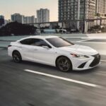 El Lexus ES ($43,435) ha sido uno de los sedanes de lujo más confiables y asequibles durante años. Aunque no es el modelo más llamativo de la marca, es un ejemplo de cómo Lexus ha perfeccionado el arte de ofrecer un lujo refinado sin sacrificar la fiabilidad. El ES comparte su plataforma con el Toyota Camry, pero se distingue por su refinado acabado interior, sistemas de seguridad avanzados y un motor robusto que incluye opciones de motorización de 4 cilindros, V6 e híbrido. Los propietarios elogian su suave conducción y la durabilidad de sus trenes motrices, lo que garantiza años de uso sin problemas.