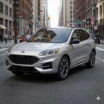 El Ford Escape Hybrid es un SUV compacto y eficiente, con un precio de partida de $33,000 y una impresionante eficiencia de combustible de hasta 40 mpg. Sin embargo, su fiabilidad se ve comprometida con una calificación de solo 21 sobre 100. Los problemas comunes incluyen fallos prematuros en las baterías híbridas, el desgaste rápido de los frenos y fugas en varias partes del vehículo. A pesar de sus atractivos aspectos como la versión ST-Line y la conectividad de Apple CarPlay, no se recomienda para aquellos que buscan un SUV fiable para largo plazo.