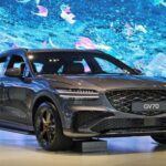 El Genesis GV70, un SUV compacto de lujo de la marca surcoreana Genesis, ha sorprendido por su rendimiento y diseño elegante. A pesar de su éxito en críticas, el modelo ha tenido una rotación lenta en los concesionarios, permaneciendo un promedio de 106 días en stock. Aunque es un vehículo muy bien equipado, la falta de reconocimiento masivo de la marca y la competencia feroz en su segmento pueden ser factores que contribuyen a su venta lenta. Esto significa que los compradores pueden tener la oportunidad de obtener una gran oferta en un modelo que aún es relativamente nuevo en el mercado.