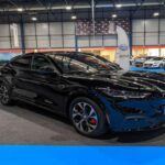 El Ford Mustang Mach-E 2025 ha ganado gran popularidad desde su lanzamiento por su diseño deportivo que recuerda al clásico Mustang, pero en un formato completamente eléctrico. Con una reciente reducción de precio, el Mach-E 2025 se ofrece desde $38,490, lo que lo convierte en una opción competitiva dentro del mercado de los SUV eléctricos. Este modelo destaca por sus capacidades de conducción y su autonomía, lo que lo coloca como una opción atractiva para aquellos que buscan un vehículo eléctrico con un rendimiento destacado y un diseño sofisticado. Aunque su precio es algo más alto que el Equinox, las prestaciones de calidad justifican la diferencia.