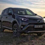 El Toyota RAV4 2016 es otra opción excelente para quienes buscan un SUV usado de alta fiabilidad y bajos costos de mantenimiento. Este modelo se destaca por su interior espacioso, con mucha capacidad de carga, y por su diseño robusto. Su motor eficiente y sus características de seguridad lo convierten en una opción ideal para aquellos que buscan un vehículo duradero y cómodo para viajes largos o desplazamientos diarios. Como es típico de Toyota, el RAV4 mantiene su valor con el tiempo, lo que lo convierte en una inversión inteligente.