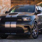 Aunque el Dodge Durango 2025 sigue siendo una opción potente, su antigüedad es evidente. Su plataforma monocasco, lanzada en 2011, lo coloca en una posición desventajosa frente a los SUV modernos. El motor V8 y las versiones como el SRT Hellcat de 710 caballos de fuerza siguen siendo impresionantes, pero el interior y la falta de actualización en su diseño de cabina y tecnología de asistencia al conductor lo hacen sentir anticuado. En comparación con nuevos SUV de tres filas, el Durango destaca por su potencia, pero carece de la frescura y refinamiento de sus competidores.