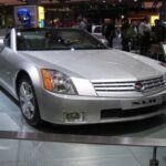 El Cadillac XLR intentó ser una versión de lujo del icónico Corvette C6, pero, a pesar de tener todo en papel para destacar, no logró conquistar a los entusiastas de los coches deportivos. Aunque ofrecía un diseño elegante, el XLR era menos disfrutable al volante que el Corvette, y sufrió de problemas de fiabilidad. La producción de este modelo terminó en 2009, lo que demuestra que no logró ofrecer una experiencia deportiva como se esperaba. Para los amantes de los muscle cars, fue una gran decepción.