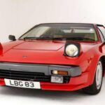 El Lamborghini Jalpa es un coche raro y casi olvidado de la marca italiana, fabricado durante los años 80. A diferencia de otros modelos más conocidos de Lamborghini, el Jalpa era una opción más asequible, con un precio inicial de 32,000 dólares (equivalentes a unos 65,000 dólares actuales). Con un motor V8, era capaz de ofrecer un rendimiento decente por su precio. Sin embargo, debido a no ser un modelo insignia, Lamborghini lo dejó en la sombra, y el Jalpa pasó a la historia como uno de los modelos menos recordados de la marca.