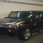 El Hummer H2 fue una versión civil del vehículo militar Hummer, diseñado para ser un símbolo de estatus y poder. Aunque muchos lo vieron como un icono de lujo y extravagancia, este SUV se ganó críticas por su ineficiencia de combustible y su gran tamaño que limitaba su utilidad. Los conductores se quejaban de que, a pesar de su apariencia robusta y de lujo, el H2 carecía de las características prácticas necesarias para justificar su elevado precio. Además, su manejo era torpe y su tamaño lo hacía incómodo para la conducción en ciudades.