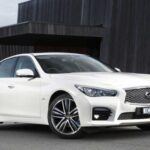 El Infiniti Q50, lanzado como un sedán de lujo, tuvo una recepción tibia debido a problemas en sus primeras versiones. Los problemas con la transmisión, el sistema de infoentretenimiento y una serie de recalls hicieron que este coche no viviera a la altura de las expectativas. Los conductores se quejaron de fallos en la interfaz del sistema multimedia, lo que afectó la experiencia de conducción. A pesar de sus características de lujo y diseño elegante, la falta de fiabilidad en sus primeros años de producción hizo que muchos propietarios abandonaran la marca o evitaran este modelo.