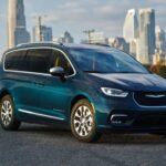 La Chrysler Pacifica Híbrida es una minivan familiar con un enfoque en la eficiencia de combustible, pero su desempeño no ha dejado una impresión positiva en todos sus propietarios. Con un 43% de compradores que afirmaron que no volverían a adquirirla, los comentarios comunes incluyen quejas sobre el rendimiento del sistema híbrido y las fallas electrónicas. Además, algunos usuarios han destacado que la experiencia de conducción no es tan cómoda ni refinada como la de otros modelos en el mismo segmento. Aunque es una opción sólida para familias grandes que buscan eficiencia, no ha satisfecho completamente a sus usuarios.
