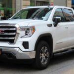 La GMC Sierra 1500 es una versión más lujosa de la popular Silverado 1500 de Chevrolet. Este modelo combina prestigio y capacidad, con un interior más lujoso y detalles de mayor calidad. Los conductores valoran su diseño elegante y la comodidad de su cabina, mientras que la Sierra también se desempeña con eficacia en tareas de trabajo pesado. Si lo que buscas es un camión de lujo que no pierda funcionalidad, la Sierra 1500 con los paquetes de acabado Denali es ideal para quienes desean manejar con estilo y potencia.