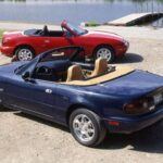 El Mazda Miata de 1994 es un roadster que logró capturar la esencia de la conducción pura. Con su diseño compacto y limpio, sin complicaciones, y sus icónicas luces delanteras retráctiles, el Miata representaba la libertad y el placer de conducir. Este coche fue ideal para aquellos que querían un automóvil asequible pero con una sensación de manejo deportivo. Para la Generación X, el Miata simbolizó una actitud relajada pero con espíritu aventurero.