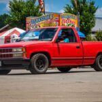 La Chevrolet Silverado 1500 se mantiene en los primeros puestos cuando se habla de fiabilidad gracias a sus probados motores V8 y opciones de transmisión duraderas. El V8 de 5.3 litros es especialmente conocido por su longevidad, alcanzando a menudo más de 200,000 millas con el mantenimiento adecuado. Su diseño mecánico sencillo reduce los posibles puntos de fallo, lo que lo convierte en un vehículo potente y confiable para la propiedad a largo plazo. Además, la Silverado tiene un buen equilibrio entre capacidad de trabajo y confort, lo que la hace muy atractiva para los conductores de camiones.