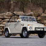 El Volkswagen Thing es uno de esos autos que han ganado popularidad gracias a su aspecto único y su robustez, aunque no es un todoterreno verdadero. Este modelo, con su carrocería simple y funcional, tiene un encanto particular que lo hace ideal para quienes buscan un convertible de aspecto vintage con una historia interesante. Después de alcanzar precios de hasta 37.400 dólares, hoy el valor promedio de un Volkswagen Thing ha caído a 29.700 dólares, lo que lo convierte en una excelente oportunidad para los compradores que buscan algo diferente.