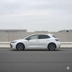 El Toyota Corolla sigue siendo el coche pequeño y confiable por excelencia. Con modelos de entre 2020 y 2025 que rondan los 20,000 dólares, el Corolla híbrido ofrece un consumo de más de 50 mpg, lo que lo convierte en una opción ideal para quienes buscan un vehículo eficiente para el día a día. Su diseño sencillo y duradero le da una gran longevidad, y la tecnología de seguridad estándar, como los frenos automáticos, lo convierte en un modelo muy seguro. Además, el Corolla es conocido por su capacidad de sobrevivir a cualquier situación, lo que le ha ganado el apodo de 