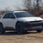 El Hyundai Ioniq 5 2026 ha ganado mucha popularidad por su diseño futurista y su impresionante rendimiento. Este SUV eléctrico de dos filas destaca por su comodidad, visibilidad natural y controles intuitivos. Además, ofrece una velocidad de carga rápida en corriente continua (CC), lo que lo convierte en una opción conveniente para viajes largos. El modelo 2025 incorpora características como limpiaparabrisas trasero, botones físicos para asientos con calefacción/ventilación y volante con calefacción, lo que mejora aún más la experiencia del conductor. Con un precio competitivo y una excelente eficiencia, es una de las mejores opciones del año.