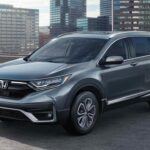 El Honda CR-V sigue siendo una opción popular entre los conductores que buscan fiabilidad y bajos costos de mantenimiento. Este SUV ofrece un rendimiento excepcional durante toda su vida útil, con un costo de propiedad a 5 años que lo coloca entre los más bajos de su categoría. El CR-V es conocido por su durabilidad, y su bajo índice de fallas contribuye a una experiencia de propiedad sin sobresaltos. Además, mantiene un buen valor de reventa, lo que lo convierte en una excelente opción financiera. Para aquellos que planean mantener su SUV durante 8 a 12 años, el Honda CR-V es una opción con una gran relación calidad-precio.