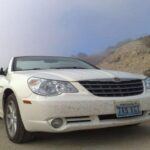 El Chrysler Sebring fue un intento de ofrecer una opción asequible y elegante, pero terminó siendo una de las elecciones menos afortunadas de la marca. Aunque fue un coche popular en las flotas de alquiler, los propietarios no estaban contentos con su diseño aburrido, su manejo rígido y su propensión a los fallos mecánicos. La Sebring dejó una reputación de ser un coche mediocre, y eso, en el mundo de los autos, es mucho peor que ser considerado defectuoso. Si bien no era un 