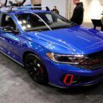 El Volkswagen Jetta ha sido uno de los modelos más populares en el segmento de los compactos, pero su fiabilidad deja mucho que desear. A pesar de su atractivo precio y su diseño elegante, los propietarios de Jetta han experimentado fallos en el sistema eléctrico, así como fallos mecánicos más complejos. Estos problemas han sido comunes en los modelos de Volkswagen en general, lo que hace que el Jetta no sea la mejor opción si se busca un coche que garantice años de funcionamiento sin complicaciones.