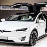 El Tesla Model X fue uno de los primeros SUV eléctricos de lujo en el mercado, revolucionando el sector con su tecnología avanzada y autonomía. Sin embargo, los últimos años no han sido amables con el Model X. Con una erosión de la confianza pública y una cantidad alarmante de recalls (recogidas masivas), el SUV eléctrico de Tesla ha dejado de ser una opción confiable. Las puertas de ala de halcón siguen siendo un dolor de cabeza constante, y los problemas con las pantallas táctiles y el desgaste prematuro de piezas no hacen más que empeorar la experiencia. Si buscas un SUV eléctrico de lujo, el Audi e-tron podría ser una opción mucho más confiable.