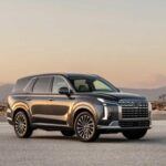 Economía de combustible combinada según la EPA: 22 MPG

El Hyundai Palisade es uno de los principales competidores del Kia Telluride, compartiendo plataforma y características esenciales, pero con una ligera ventaja en eficiencia de combustible gracias a sus mejoras aerodinámicas. Este SUV de tres filas es perfecto para quienes buscan un vehículo de lujo con un diseño elegante y un rendimiento eficiente. Además de su rendimiento en carretera, el Palisade se destaca por su interior refinado y su capacidad de carga versátil. Su motor silencioso y su conducción suave lo convierten en una excelente opción para viajes largos y desplazamientos familiares, manteniendo un equilibrio entre confort y eficiencia.